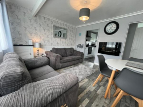 170 Chalet, Sunbeach, Scratby - Two bed chalet, sleeps 5, pet friendly, free Wi-Fi, free entry to onsite clubhouse and bed linen and towels included